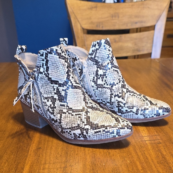 MIA Shoes - MIA "Auden" snakeskin embossed faux leather ankle boots Sz 7
